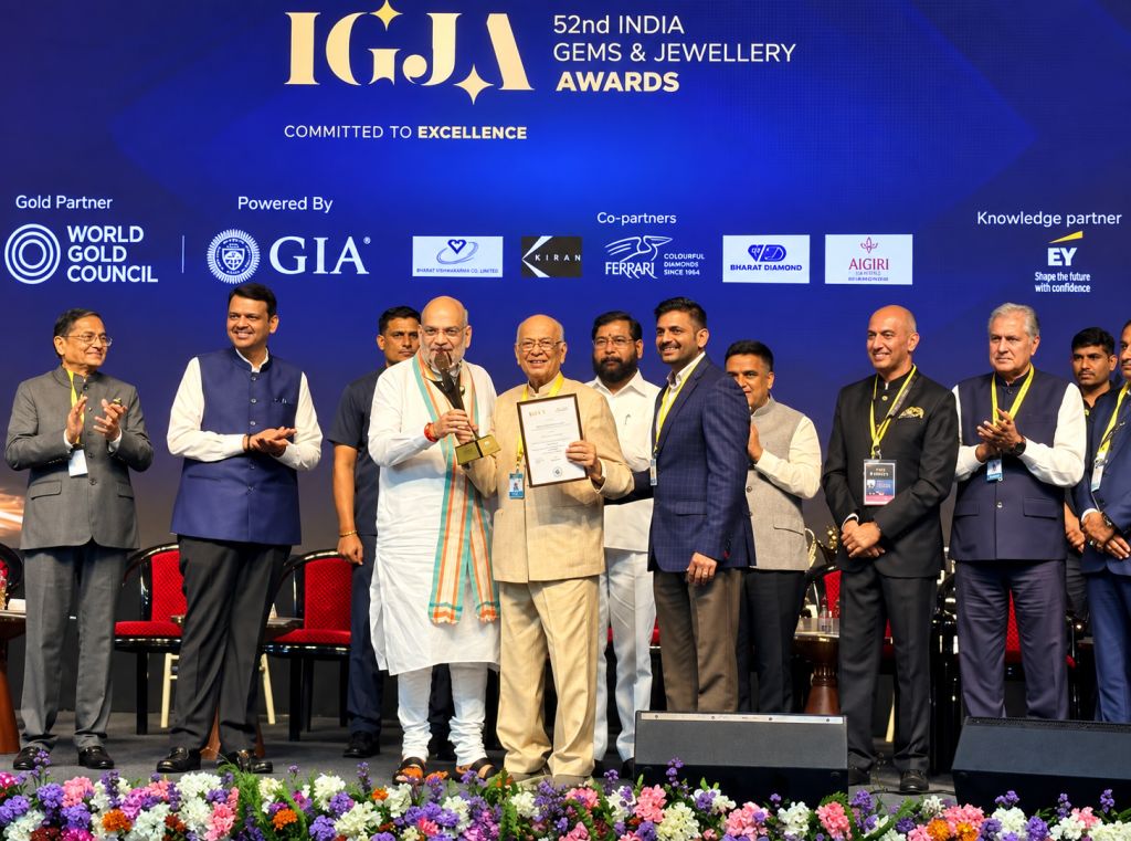 Shri Arvind Parikh receiving GJEPC award from Hon'ble Home Minister Shri Amit Shah